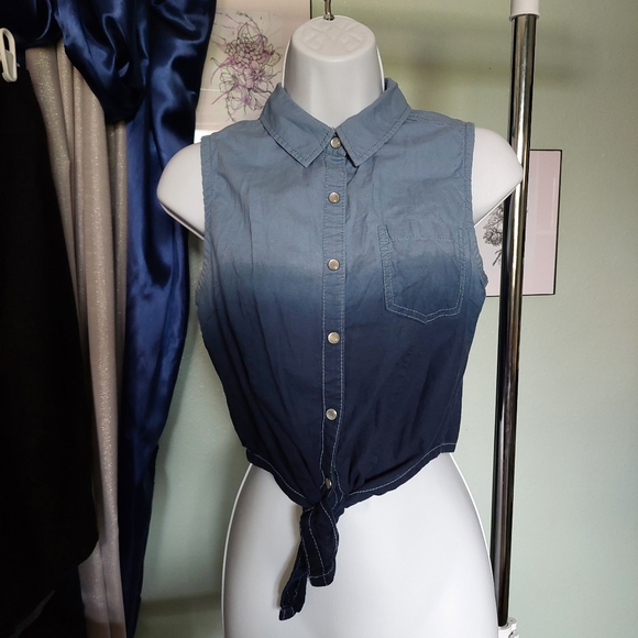 💜 Wallflower Blue Chambray Ombre Dye Sleeveless Button Down Tie Top, Size M - Picture 2 of 7